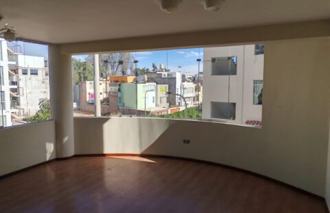 Alquiler de amplio departamento en 3er piso – Cerro Colorado