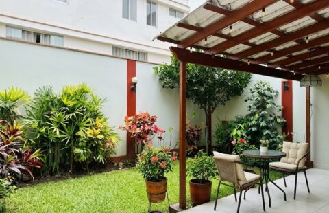 EXCLUSIVA CASA EN VENTA EN LA MOLINA – LIMA